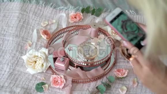 带新娘耳环的粉色托盘求婚戒指和香水视频的预览图