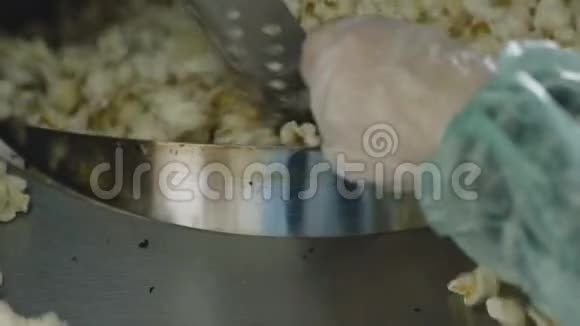 把工厂里的甜玉米花都切好慢慢地视频的预览图