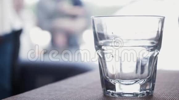 餐厅的桌子上摆着一杯水喝酒关门视频的预览图