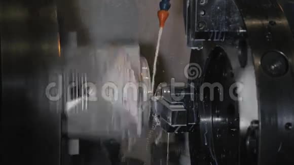 金工数控铣床切割金属现代加工技术小的景深警告真实视频的预览图