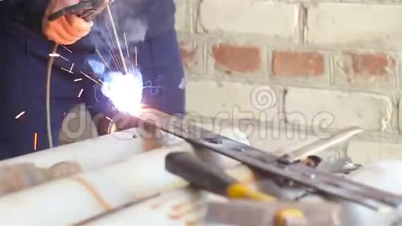 特写焊接电焊工视频的预览图