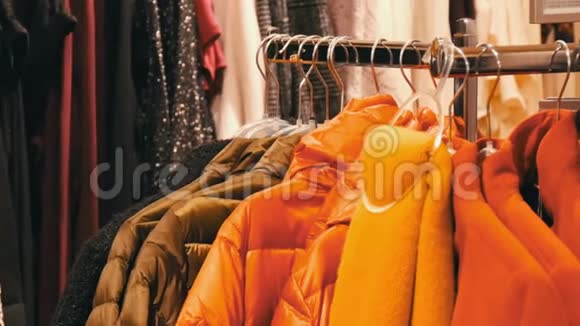 时尚温暖的衣服挂在一家商场的服装店的衣架上视频的预览图