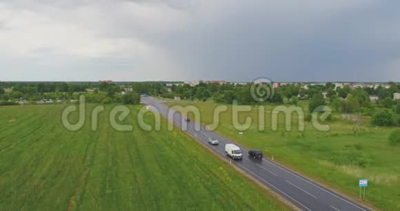无人驾驶飞机的空中景观跟随汽车和卡车在潮湿的道路后雨消失视频的预览图