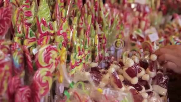 街头集市上的五颜六色的糖果视频的预览图