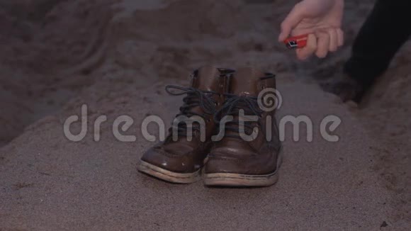 在海边的沙滩上点燃鞋子视频的预览图