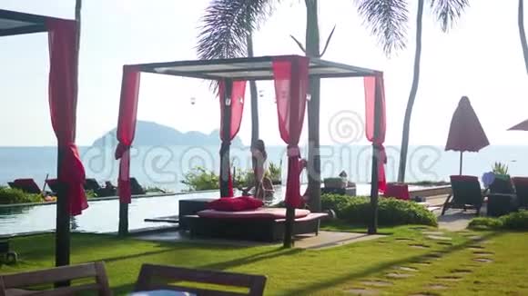 海滩上漂亮的餐厅情侣们的浪漫之地日落视频的预览图