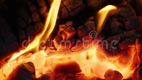 来自明亮燃烧的温暖的黑色背景的黑暗中的火花视频的预览图