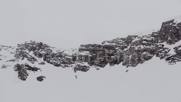 全景观雪山山峰灰色的天气自然景观视频的预览图