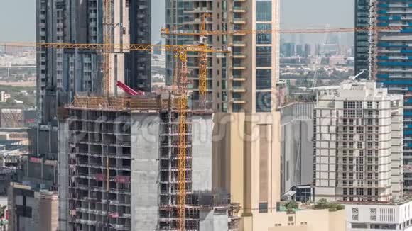在迪拜的一座摩天大楼正在建造中有巨大的起重机阿拉伯联合酋长国视频的预览图