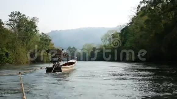 葵河沿岸划船及漂流的广角镜头视频的预览图