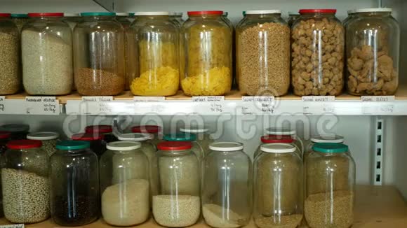 没有包装的商店健康的营养广泛的谷物豆类干果坚果面粉在罐子和视频的预览图