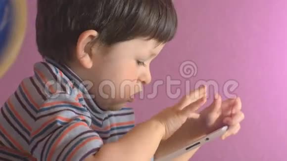 可爱的男孩用平板电脑视频的预览图