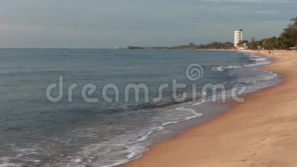 泰国Chaam海滩的海浪和沙滩视频的预览图