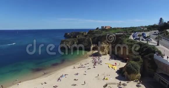葡萄牙拉各斯悬崖附近的海洋和海滩视频的预览图