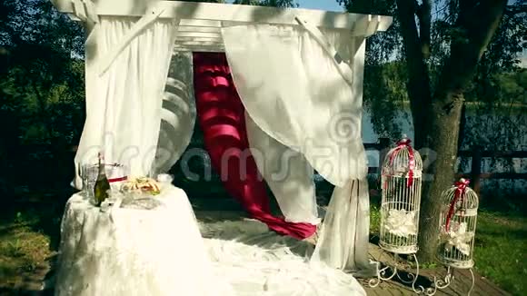 美丽的装饰着浅白色的雪纺吊灯和玫瑰花束柔和的色彩婚礼展馆的椅子和视频的预览图