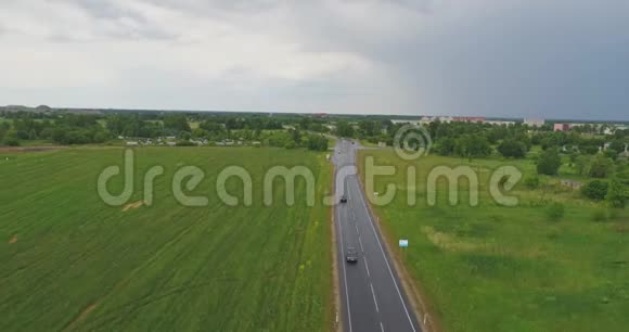 无人驾驶飞机的空中景观跟随汽车和卡车在潮湿的道路后雨消失视频的预览图