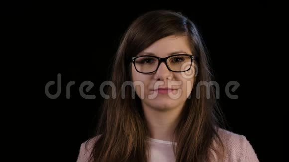 一位戴眼镜的年轻女士视频的预览图