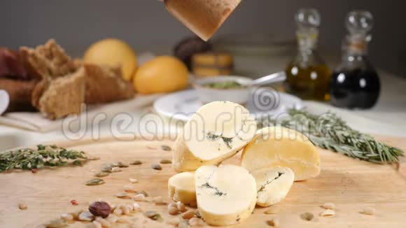 餐厅概念表格设置切制的硬切奶酪配上木制背景配上自制的面包坚果和橄榄视频的预览图