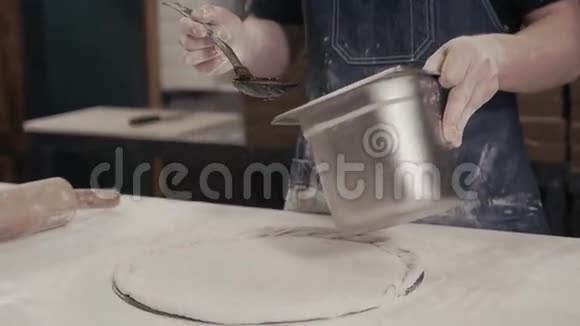 披萨烹饪工艺用硅胶糕点刷和番茄酱制作披萨基地木制背景俯视图视频的预览图