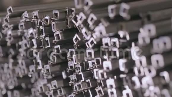 金属方形轮廓的抽象视图型材管道在有盖仓库内型材管道成排敷设在大型仓库内视频的预览图