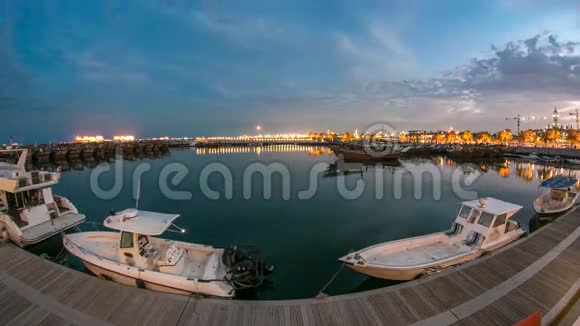 渔船停在科威特市附近的鱼市附近昼夜不停视频的预览图