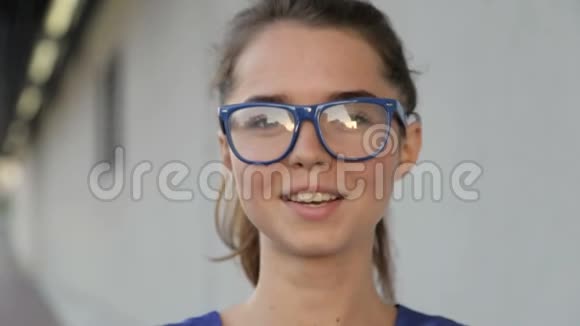 戴眼镜的女孩的肖像视频的预览图