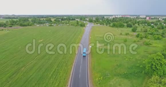 无人驾驶飞机的空中景观跟随汽车和卡车在潮湿的道路后雨消失视频的预览图