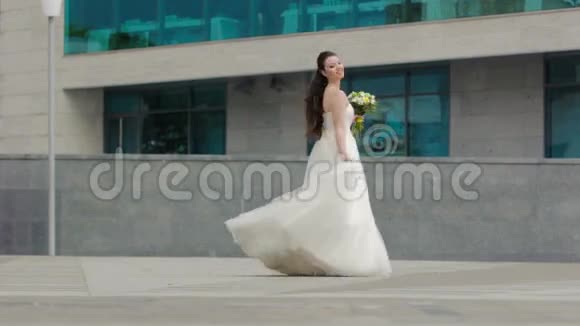 新娘用花束旋转视频的预览图