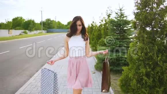 年轻英俊的女人购物后跳舞视频的预览图