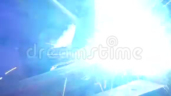 一个人在焊接机器上工作厂内焊接钢结构美丽的火花飞出视频的预览图