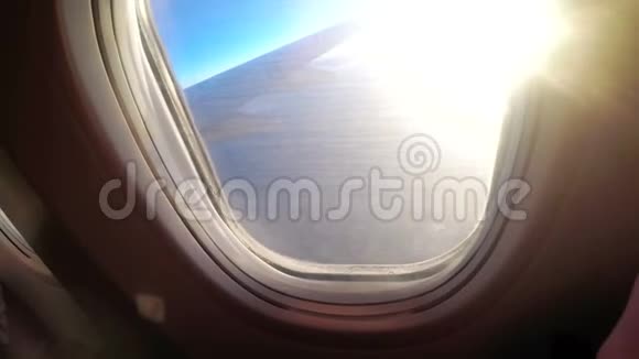 在日落时从旅客飞机的窗口观看风景和地平线视频的预览图