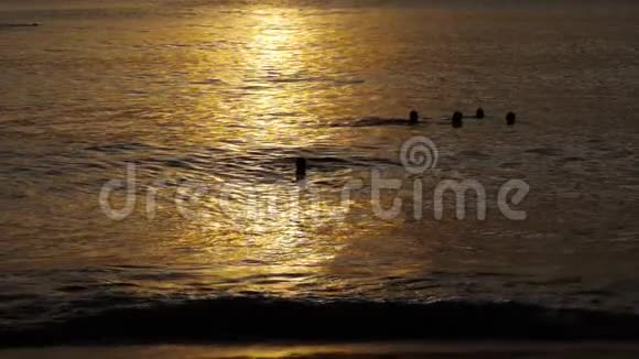 美丽的日落与人的轮廓欣赏海洋视频的预览图