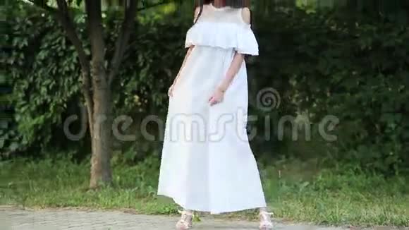 穿白色连衣裙的女模特视频的预览图