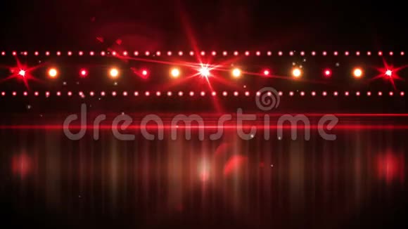 红色的灯光照在黑色的背景上视频的预览图