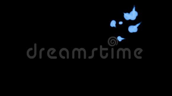许多流动的荧光蓝墨水或烟雾隔离在黑色的缓慢运动蓝色的油漆倒在水里用途视频的预览图