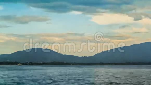 4K云在邦普拉水库上空的时间流逝视频的预览图