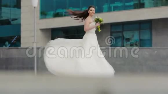 新娘用花束旋转视频的预览图