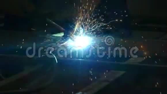 一个人在焊接机器上工作厂内焊接钢结构美丽的火花飞出视频的预览图