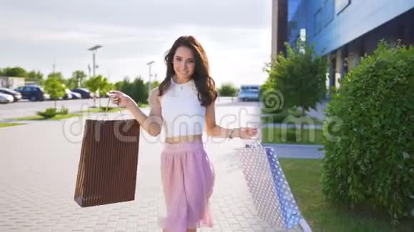 年轻英俊的女人购物后跳舞视频的预览图