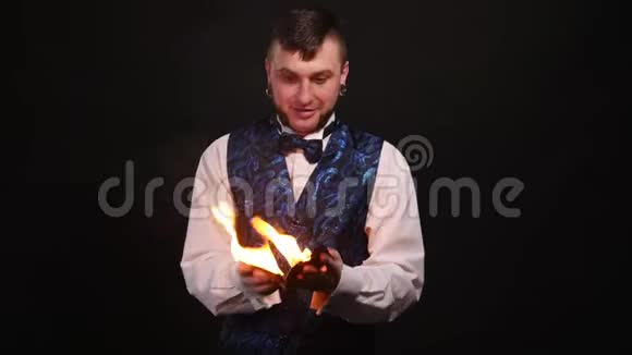 魔术师手里拿着燃烧的钱包视频的预览图
