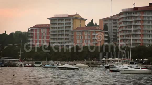 波托罗斯港有一些酒店和里维埃拉在酒店前面视频的预览图