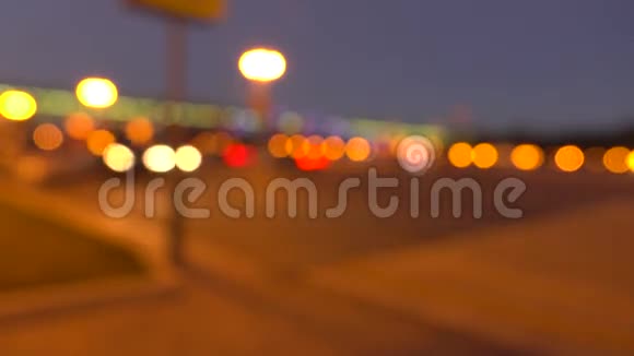 模糊的晚街灯光和汽车4K型背景射击视频的预览图
