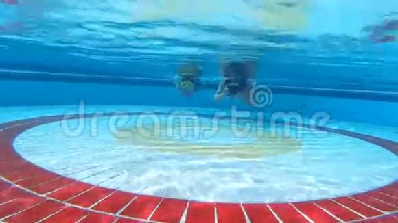 摄影师和泳池里的小女孩视频的预览图