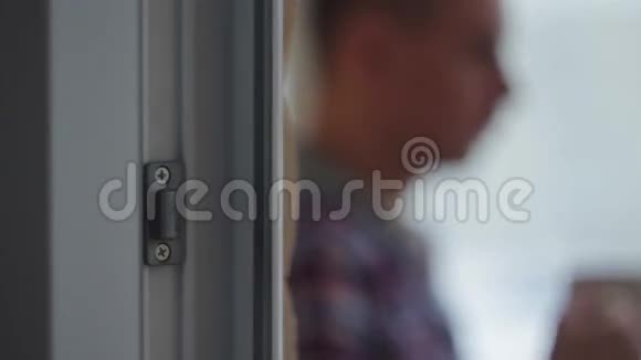 伤心沮丧的男人在家门口喝茶视频的预览图