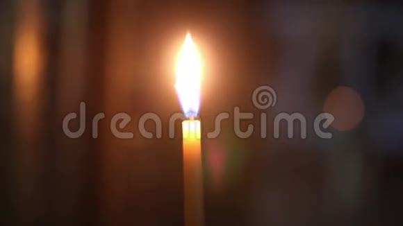 东正教教堂里的蜡烛火焰视频的预览图