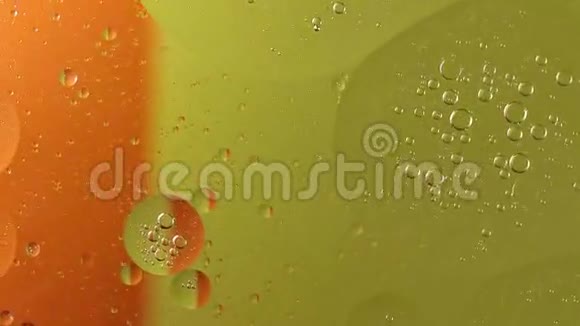 移动油滴的抽象镜头视频的预览图