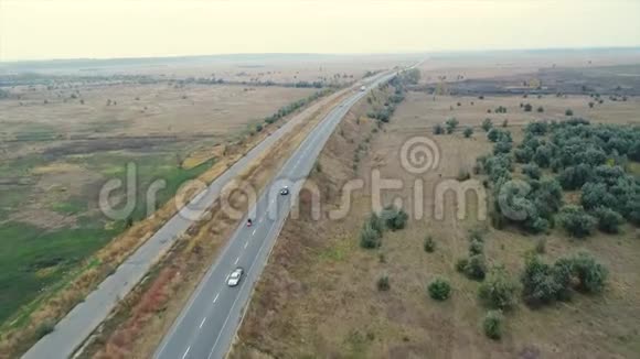 城市外的高速公路从上面可以看到全景高速公路沿着田野汽车行驶摩托车沿着道路行驶视频的预览图