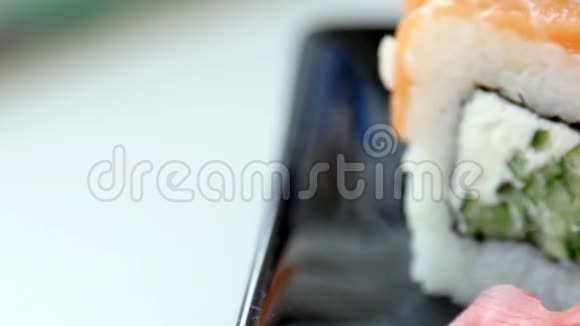 黑色盘子里的日本寿司4K超高清视频视频的预览图