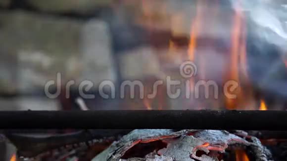 篝火火焰特写在日光与石头背景视频的预览图