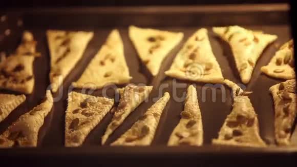 烤箱里的三角膨化糕点视频的预览图
